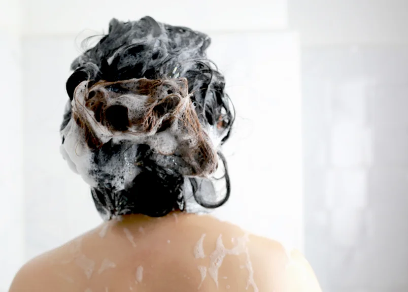 What happens if you leave shampoo in your hair?